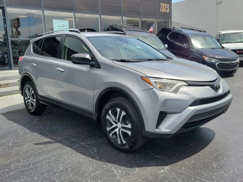 Used 2018 Toyota RAV4 LE FWD image 3