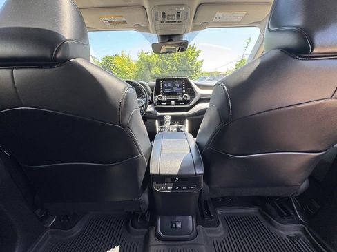 Used 2021 Toyota Highlander XLE AWD/4WD image 23