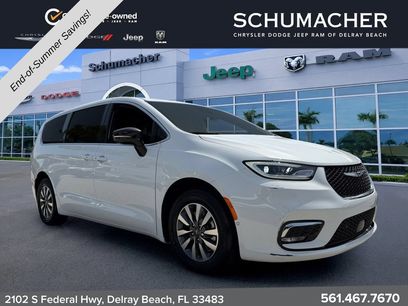 Used 2025 Chrysler Pacifica Select