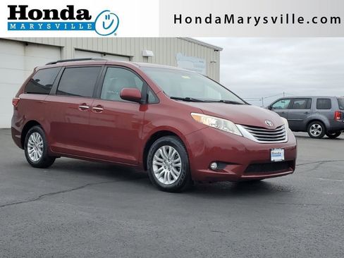 Used 2017 Toyota Sienna XLE Premium image 1