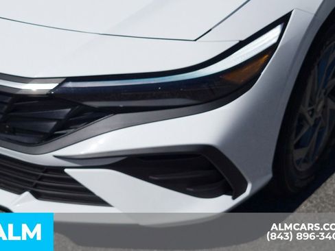 Used 2025 Hyundai Elantra Hybrid FWD image 10