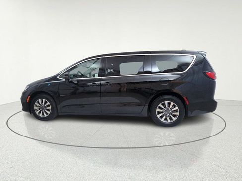 Used 2023 Chrysler Pacifica Touring-L image 5