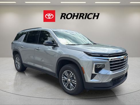 Used 2025 Chevrolet Traverse LT w/ Driver Confidence Package AWD/4WD image 4