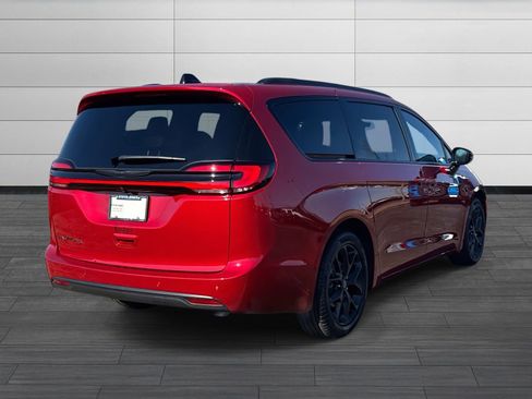 New 2026 Chrysler Pacifica Select image 4