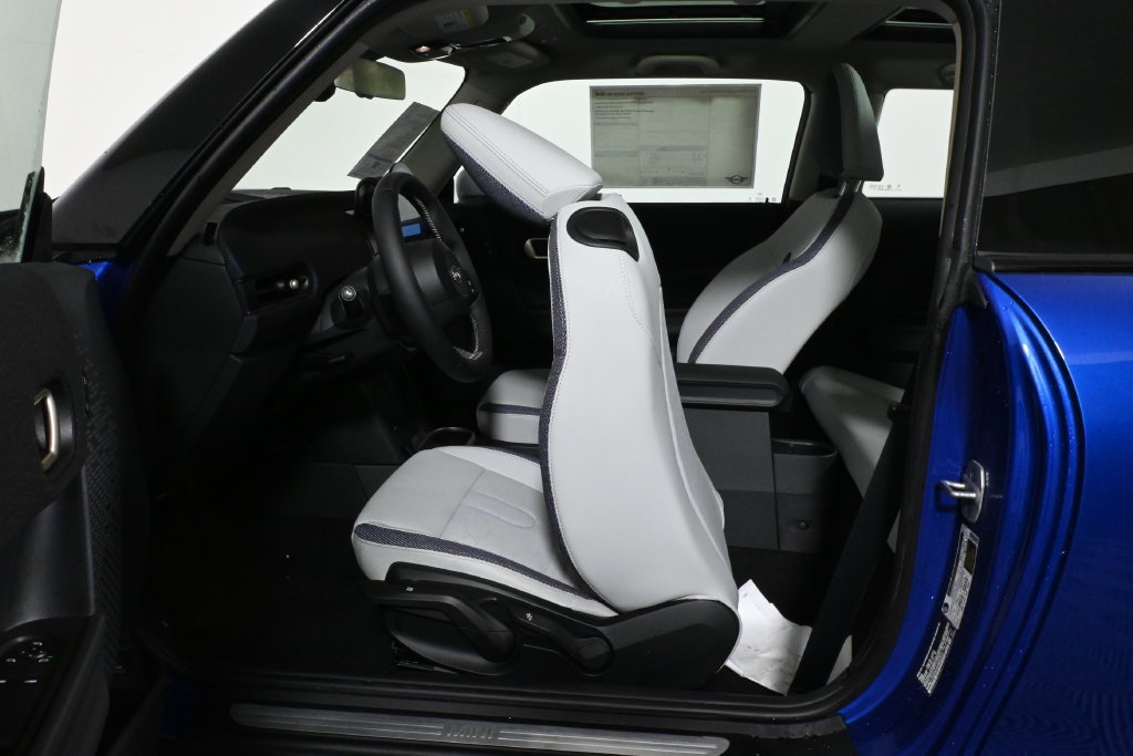 Certified 2025 MINI Cooper 2-Door Hardtop FWD image 31