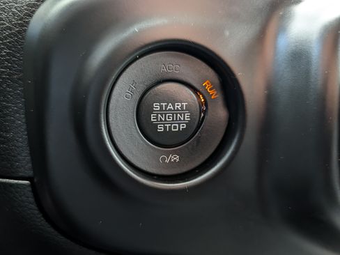 Used 2018 Jeep Wrangler Unlimited Sahara AWD/4WD image 33