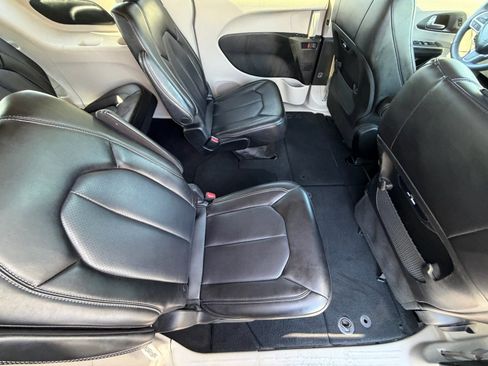 Used 2023 Chrysler Pacifica Touring-L FWD image 13