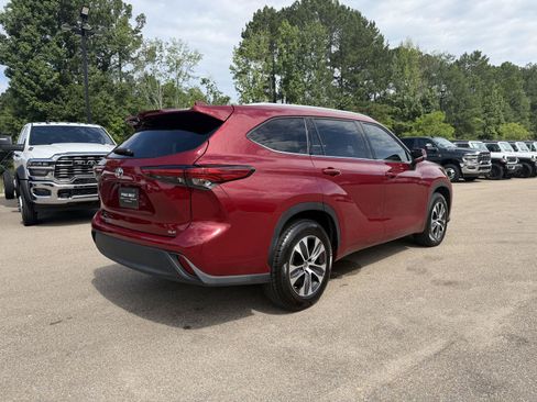 Used 2022 Toyota Highlander XLE FWD image 6