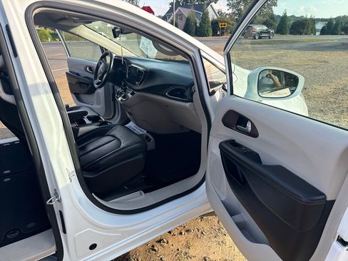 Used 2017 Chrysler Pacifica Touring-L w/ Tire & Wheel Group image 14