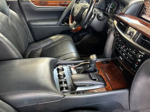 Used 2017 Lexus LX 570 4WD w/ Luxury Package image 21