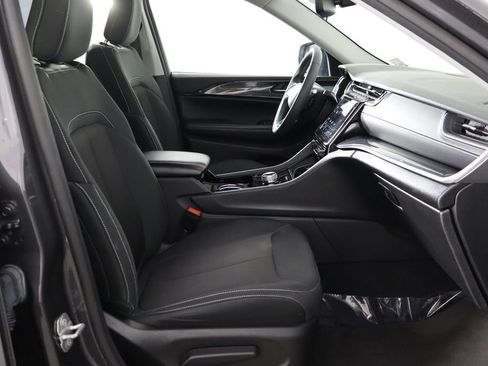 Used 2023 Jeep Grand Cherokee Laredo image 18