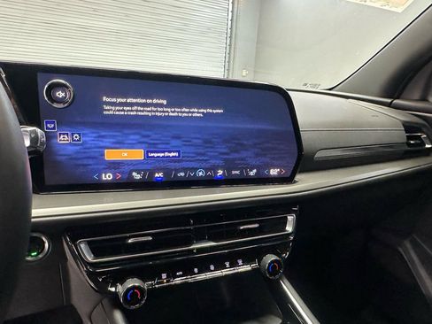Used 2025 Chevrolet Traverse LT w/ Sun and Wheel Package FWD image 24