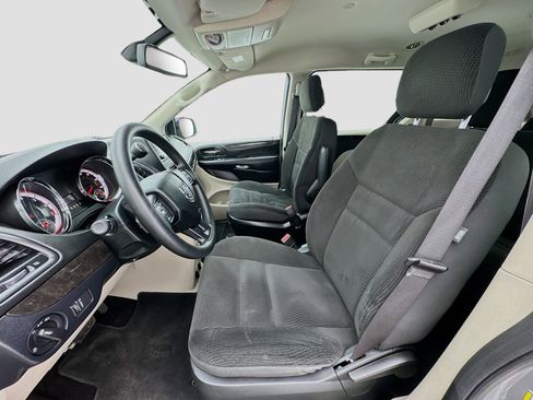 Used 2019 Dodge Grand Caravan SE w/ UConnect Hands-Free Group FWD image 13