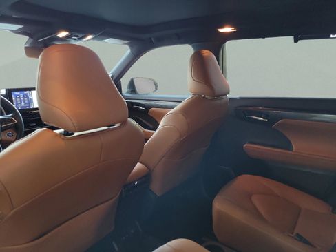 Used 2020 Toyota Highlander Platinum image 28