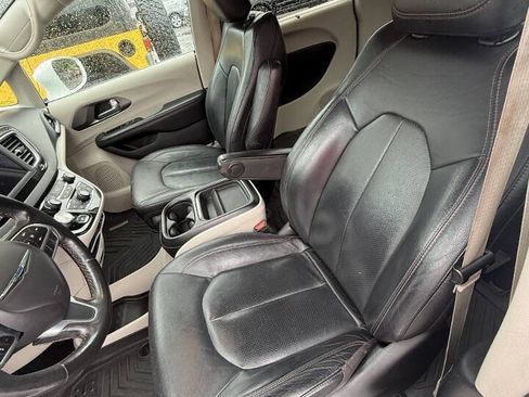 Used 2020 Chrysler Pacifica Touring-L FWD image 6