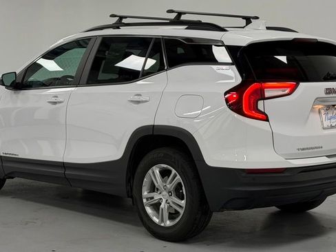 Used 2022 GMC Terrain SLE w/ Driver Convenience Package FWD image 4