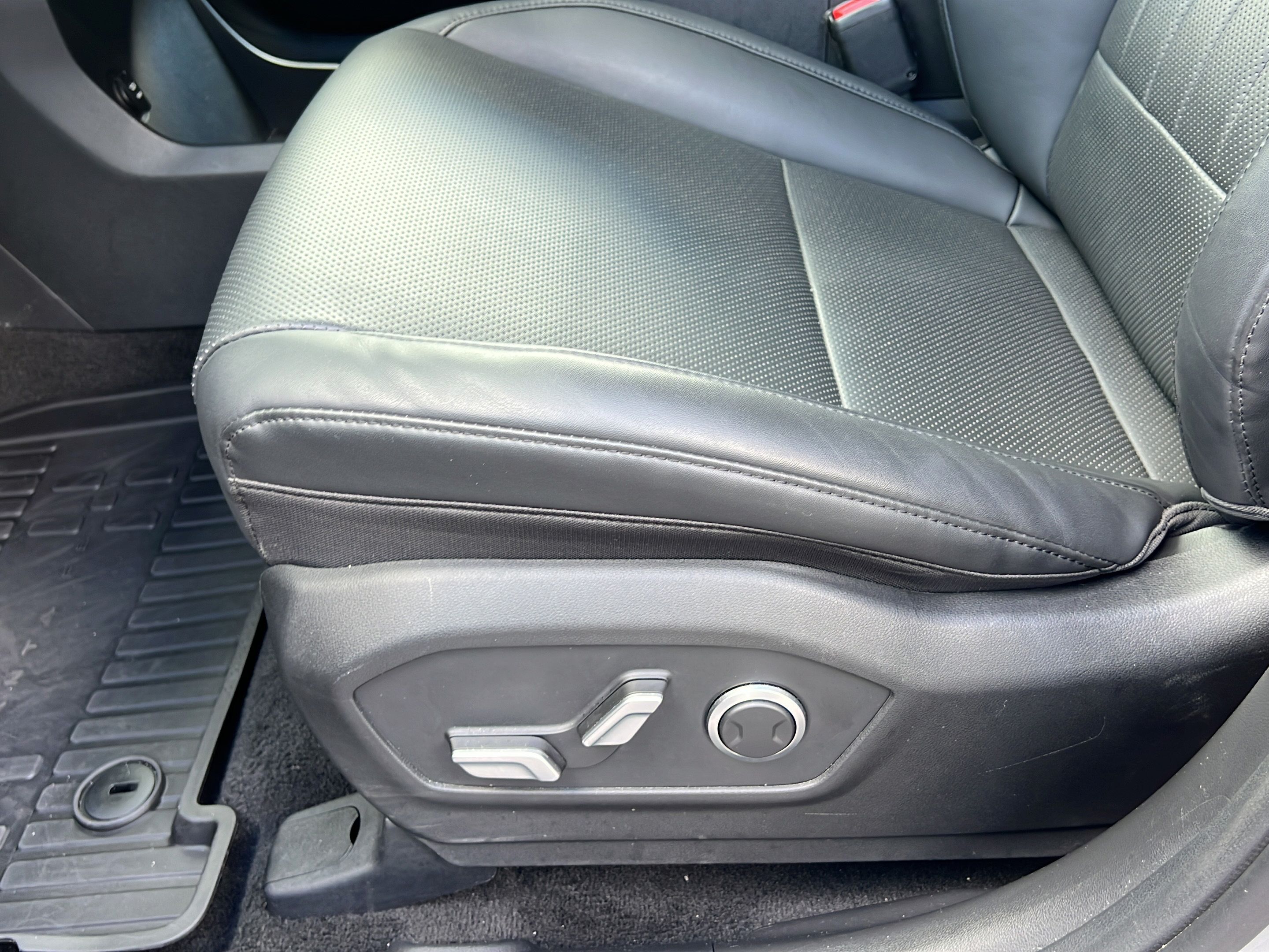 Used 2025 Hyundai Santa Fe SEL FWD image 17
