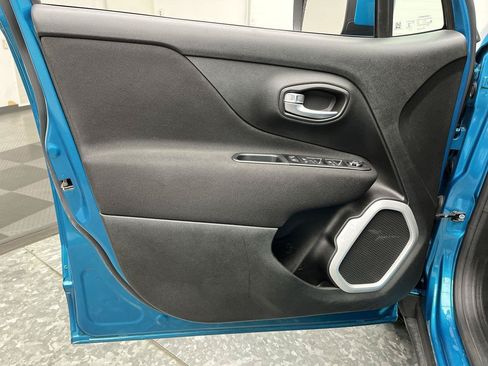 Used 2020 Jeep Renegade Latitude w/ Cold Weather Group FWD image 6