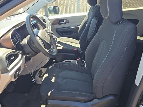 Used 2024 Chrysler Voyager LX FWD image 4