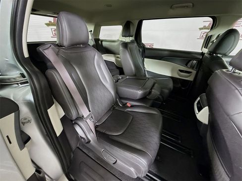 Used 2023 Kia Carnival LX image 31
