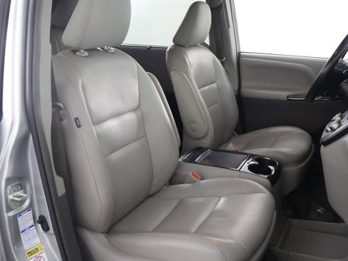 Used 2017 Toyota Sienna XLE w/ XLE Navigation Package image 25