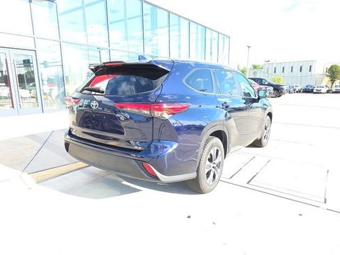 Used 2023 Toyota Highlander XLE FWD image 3