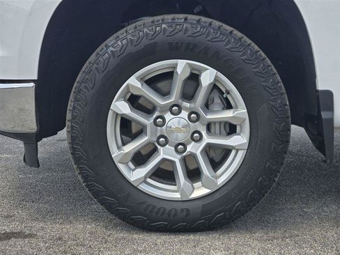 Used 2024 Chevrolet Silverado 1500 LT w/ Z71 Off-Road Package AWD/4WD image 8