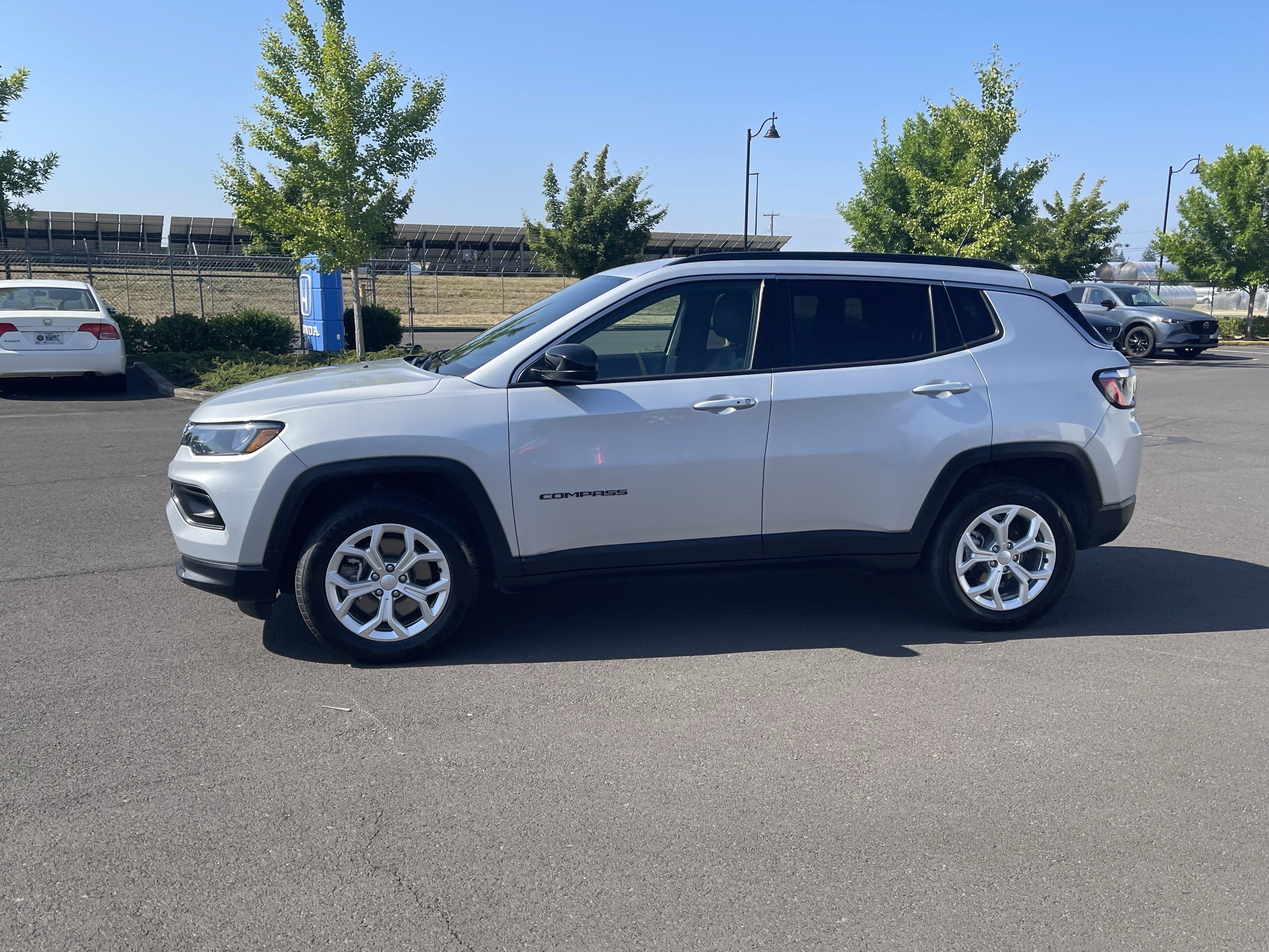 Used 2024 Jeep Compass Latitude AWD/4WD image 2