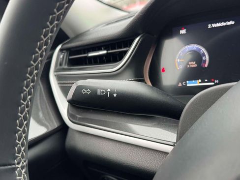 Used 2023 Jeep Grand Cherokee Laredo image 23