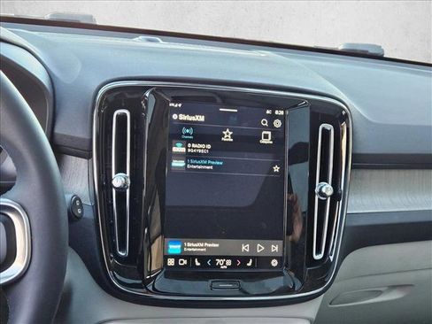 Used 2023 Volvo XC40 B5 Plus image 15