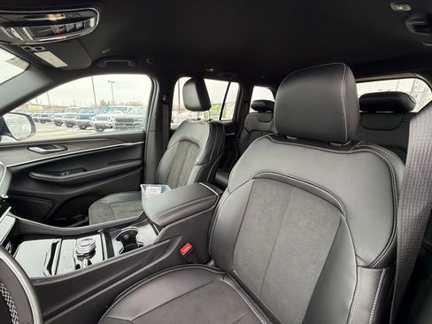 New 2026 Jeep Grand Cherokee Altitude image 12