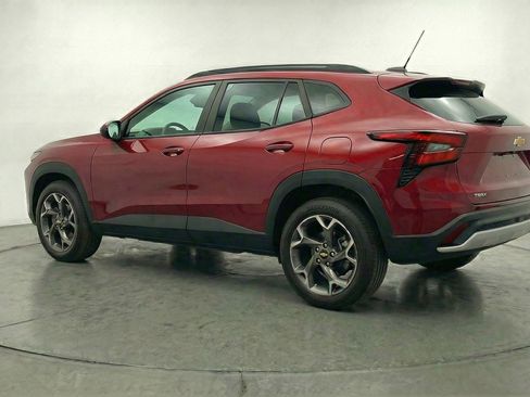 Used 2025 Chevrolet Trax LT w/ LT Convenience Package image 6