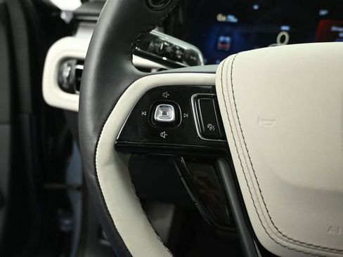 Used 2025 Lincoln Aviator AWD image 17