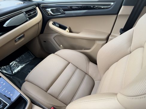 Certified 2025 Porsche Macan AWD/4WD image 19