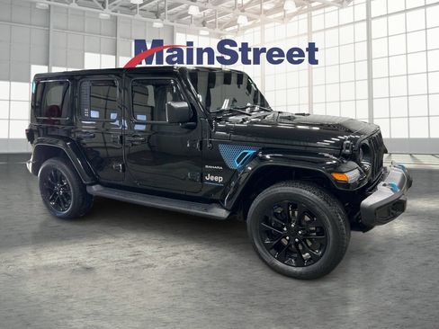 Used 2023 Jeep Wrangler Unlimited Sahara w/ Cold Weather Group AWD/4WD image 7