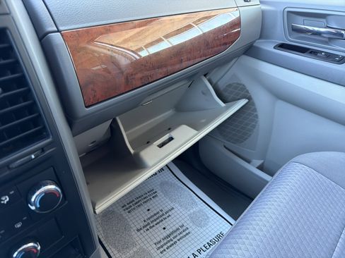 Used 2008 Chrysler Town & Country LX image 18