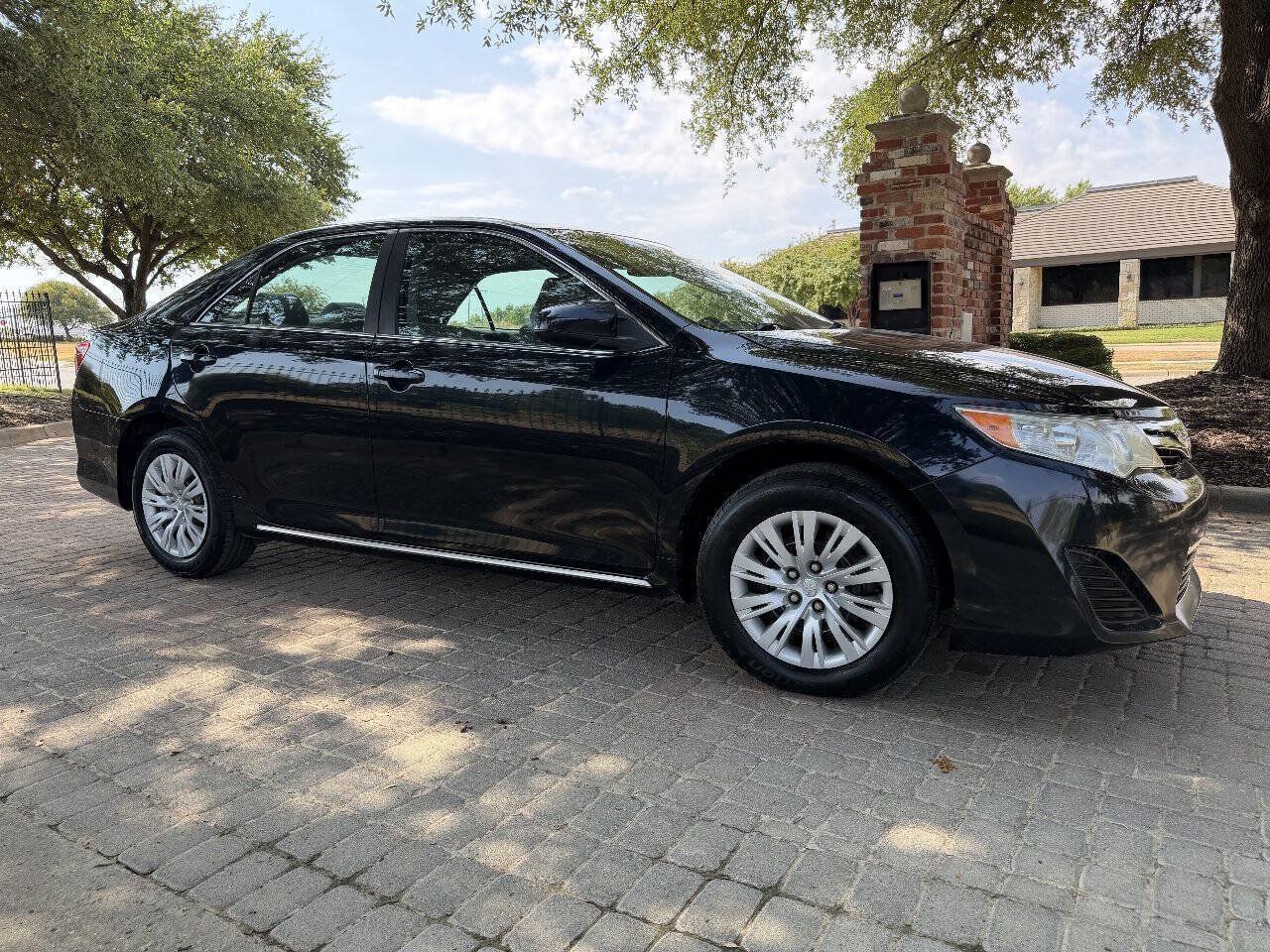 Used 2012 Toyota Camry LE FWD image 2