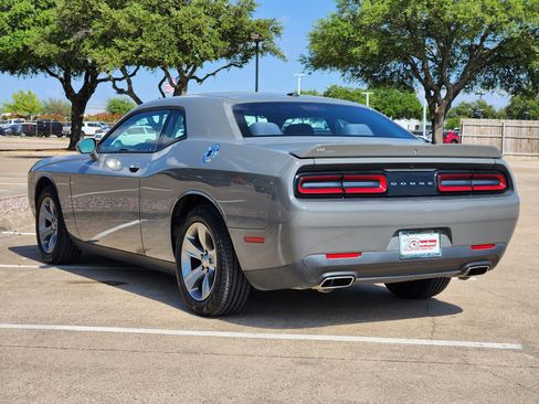 Used 2019 Dodge Challenger SXT image 2