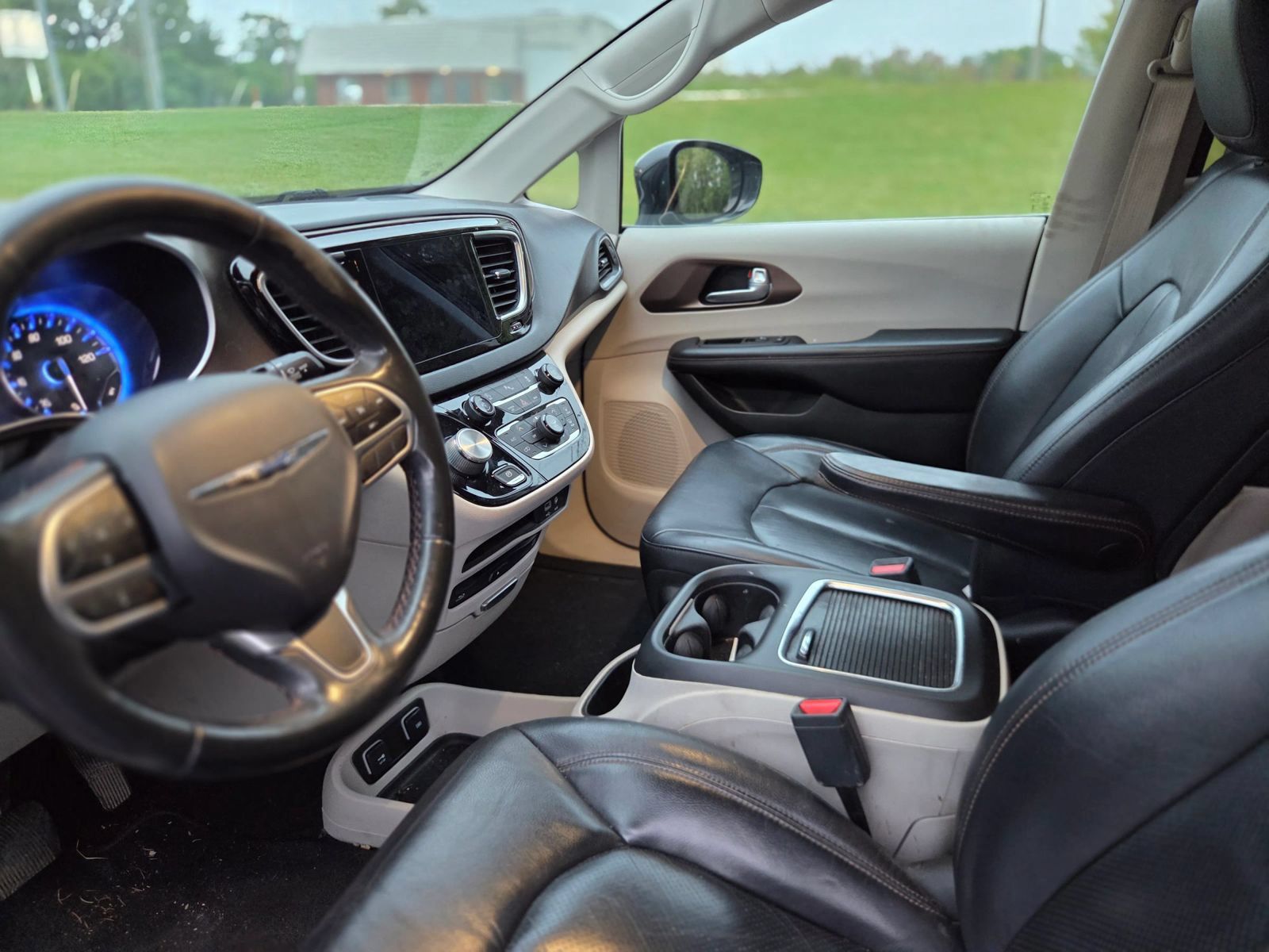 Used 2017 Chrysler Pacifica Touring-L Plus w/ Tire & Wheel Group FWD image 7