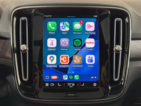 Used 2023 Volvo XC40 Recharge Plus image 3