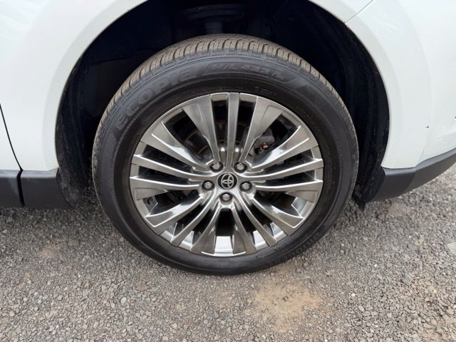 Used 2024 Toyota Venza XLE AWD/4WD image 9