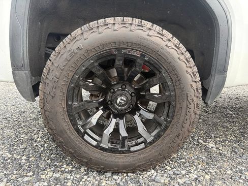 Used 2022 GMC Sierra 1500 AT4 w/ AT4 Preferred Package AWD/4WD image 11