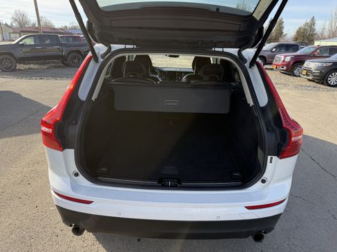 Used 2018 Volvo XC60 T5 Momentum w/ Vision Package image 6