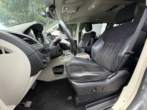 Used 2014 Chrysler Town & Country Touring-L FWD image 6