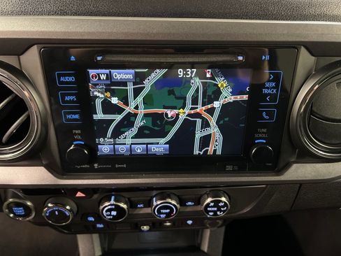 Used 2018 Toyota Tacoma TRD Off-Road image 11