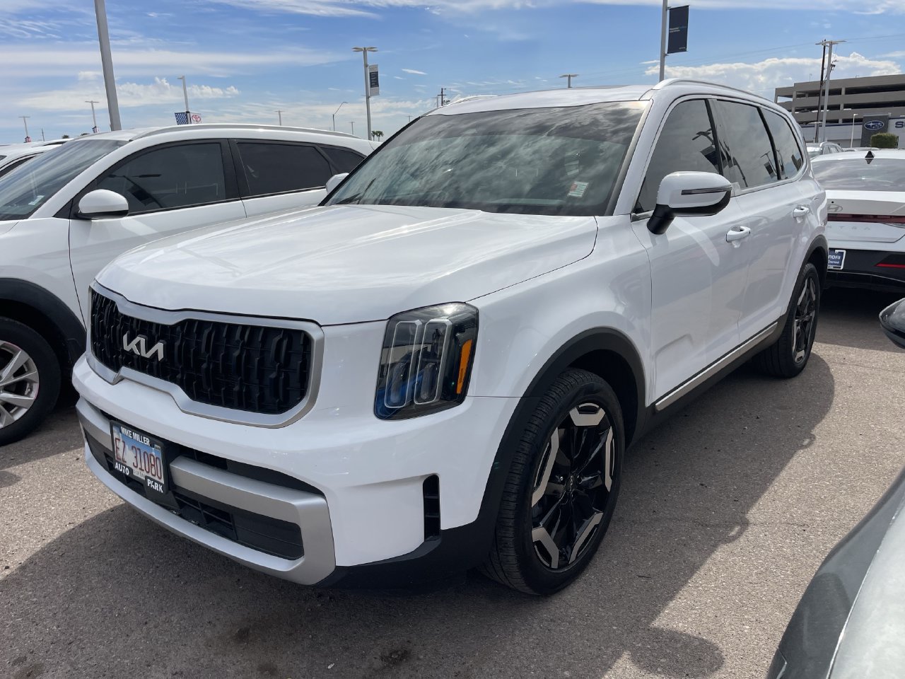 Certified 2025 Kia Telluride EX w/ EX Captain's Chair Package FWD image 3