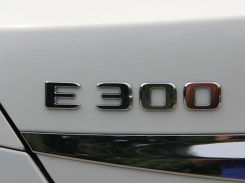 Used 2017 Mercedes-Benz E 300 4MATIC image 9