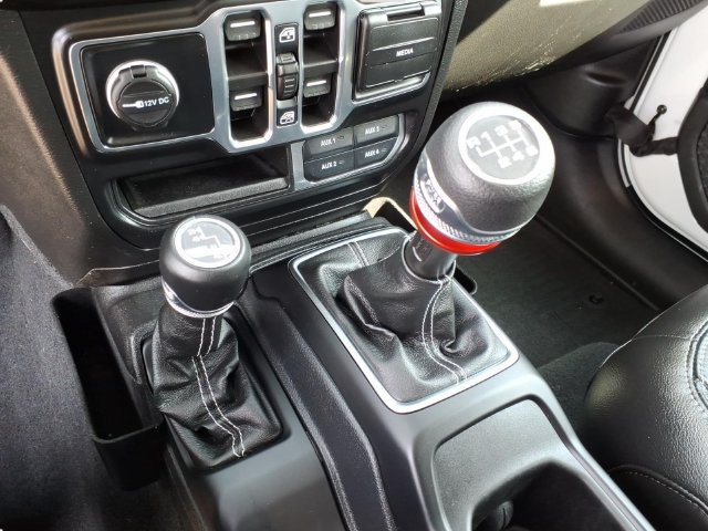 Used 2022 Jeep Gladiator Overland w/ LED Lighting Group AWD/4WD image 14