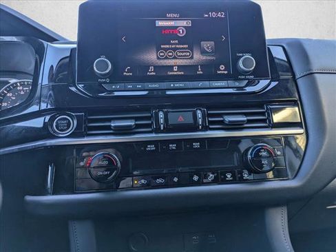 Used 2024 Nissan Pathfinder SV image 13