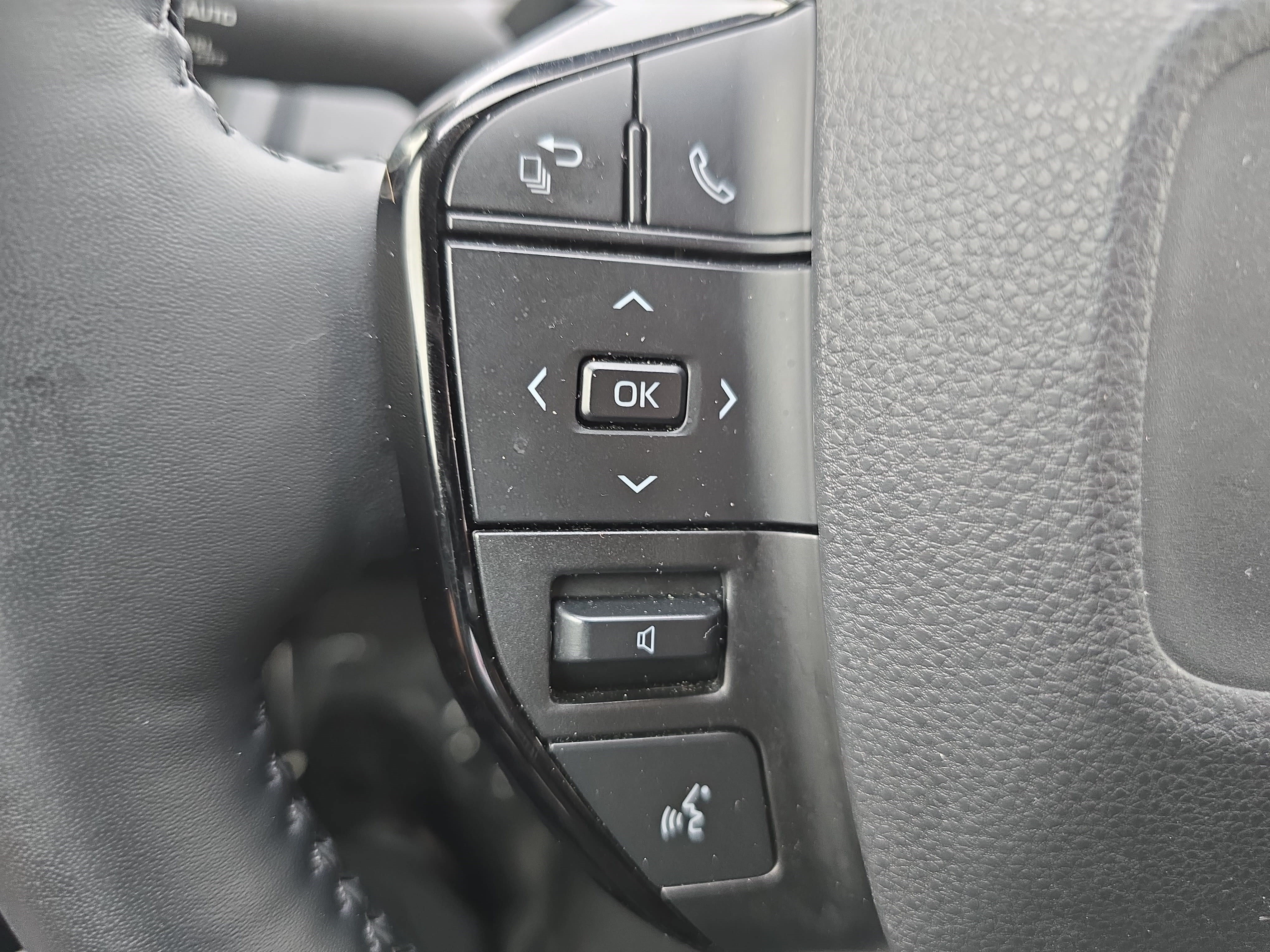 Used 2025 Toyota Prius XLE FWD image 16